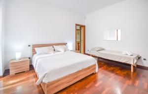 Postel nebo postele na pokoji v ubytování Gorgeous Home In Montefiascone