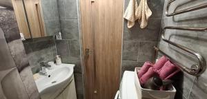 Un baño pequeño con lavabo e inodoro. en Baltic sea view, en Liepāja