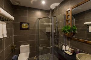 Koupelna v ubytování Cozy Mountain Retreat + 43 fotografií