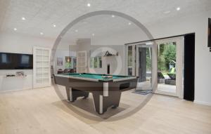 Τραπέζι μπιλιάρδου στο Nice Home In Ejstrupholm With Sauna