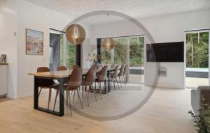 Μια τηλεόραση ή/και κέντρο ψυχαγωγίας στο Nice Home In Ejstrupholm With Sauna