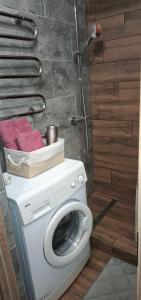 y baño con lavadora y ducha. en Baltic sea view, en Liepāja 13 fotos más