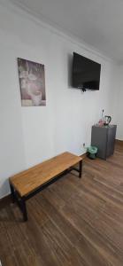 米德尔堡Middelburg Guesthouse的客厅配有木凳和平面电视。