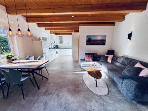 ein Wohnzimmer mit Sofa und Tisch in der Unterkunft Elisabeth, Ferienwohnung in Wesseloh