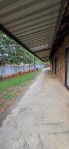 米德尔堡Middelburg Guesthouse的屋顶建筑中空荡荡的走道