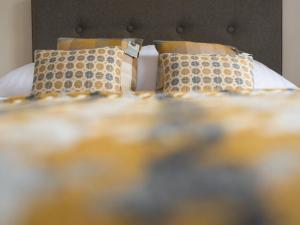 Postel nebo postele na pokoji v ubytování Barn Owl Lodge-Qu7487