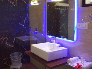 Ένα μπάνιο στο Hotel The Grand Helix Near Delhi Airport