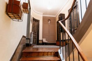 einen Flur mit Treppe und Treppenaufgang in der Unterkunft La Poterne l Maison d'hôtes à Epernay in Rouen