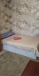 una cama en una habitación con una pared de piedra en Baltic sea view, en Liepāja