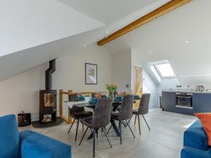 een woonkamer met een tafel, stoelen en een open haard bij Scilla - Uk50179 in Helston