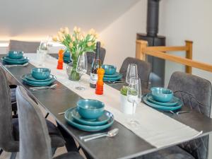 een lange tafel met blauwe borden en schalen erop bij Scilla - Uk50179 in Helston