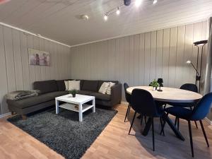オイヤーにあるHafjell Ski-in Ski-Outのソファとテーブルのあるリビングルーム +17枚の写真
