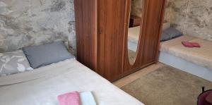 Una pequeña habitación con una cama y un espejo. en Baltic sea view, en Liepāja