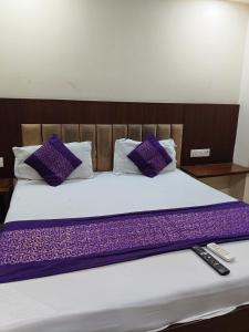 新德里Paharganj Stay - Main Bazar的床上铺有紫色枕头的床