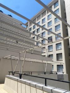 eine Gruppe von Metalltreppen vor einem Gebäude in der Unterkunft Tsavo Royal Suburb - blossom homes in Nairobi