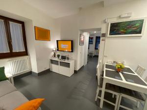 un soggiorno con un divano e una TV di TOLEDO CENTER a Napoli