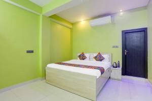 Postel nebo postele na pokoji v ubytování FabHotel Avante Palace