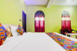 Postel nebo postele na pokoji v ubytování FabHotel Avante Palace