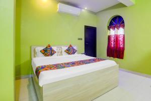 Postel nebo postele na pokoji v ubytování FabHotel Avante Palace