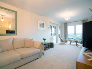 ein Wohnzimmer mit Sofa und Tisch in der Unterkunft Frenchgate Cottage in Richmond