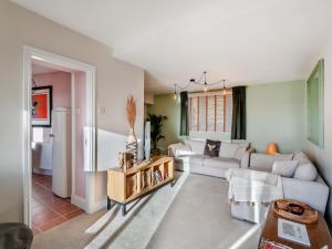 ein Wohnzimmer mit Sofa und Tisch in der Unterkunft Frenchgate Cottage in Richmond