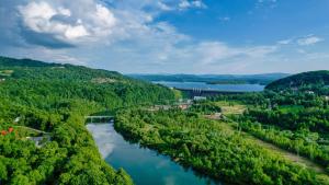 Příroda nedaleko prázdninového areálu + 142 fotografií