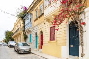 une voiture garée dans une rue à côté d'un bâtiment dans l'établissement Ensuite twin room at quiet and friendly townhouse, à Sliema