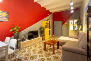 - un salon avec un mur rouge dans l'établissement Ensuite twin room at quiet and friendly townhouse, à Sliema