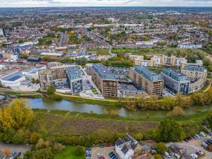WrittleにあるBelt Annexeの川と建物のある街の空中風景 +12枚の写真