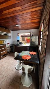 een keuken met een tafel in het midden bij Pousada Solar de Maria e Hostel Feminino in Pipa