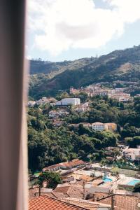 Una vista de una ciudad con edificios y árboles. en Casa Dengo - Quarto Aconchegante, en Ouro Preto