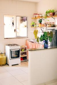 una cocina con encimera y microondas en Casa Dengo - Quarto Aconchegante, en Ouro Preto 20 fotos más