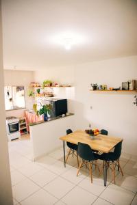 Una cocina y un comedor con mesa y sillas. en Casa Dengo - Quarto Aconchegante, en Ouro Preto