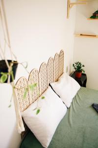 una cama con una almohada blanca en una habitación en Casa Dengo - Quarto Aconchegante, en Ouro Preto