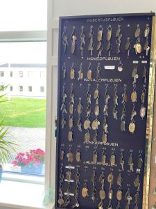 BindslevにあるHotel Tannishusのたくさんの金の装飾品が飾られた展示ケース