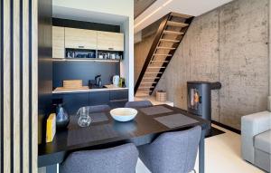 Łokcioweにある2 Bedroom Cozy Home In Lokcioweのキッチン(テーブル、椅子、階段付)