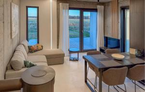 Łokcioweにある2 Bedroom Cozy Home In Lokcioweのソファとテーブルのあるリビングルーム