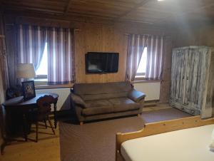 比希尔巴赫Haus Alpina的带沙发和电视的客厅