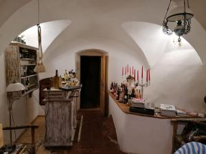 比希尔巴赫Haus Alpina的一间位于房间中间的酒吧