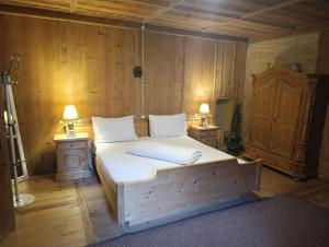 比希尔巴赫Haus Alpina的一间卧室，配有一张床、两个床头柜和两盏灯