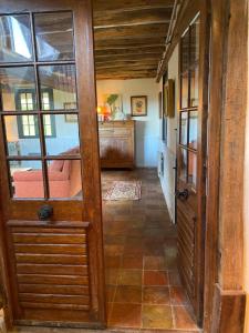 Chaumière 6-8p, 4ch, proche Honfleur في Conteville: مدخل مع باب خشبي في غرفة +68 صورة