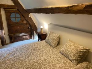 Chaumière 6-8p, 4ch, proche Honfleur في Conteville: غرفة نوم بسرير وباب خشبي