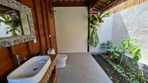 Koupelna v ubytování Villa Pondok Utu 5, Ubud - Bali + 11 fotografií