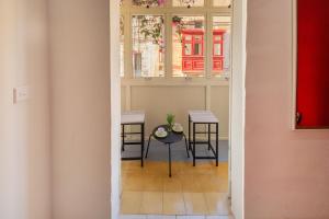 une pièce avec une table, des chaises et une fenêtre dans l'établissement Ensuite twin room at quiet and friendly townhouse, à Sliema