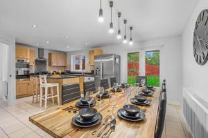 Köök või kööginurk majutusasutuses Spacious 5 Bed House in Reading by Amber Stays, Perfect for Business & Contractors, Sleeps 12!