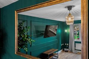 Televiisor ja/või meelelahutuskeskus majutusasutuses Spacious 5 Bed House in Reading by Amber Stays, Perfect for Business & Contractors, Sleeps 12! +41 fotot