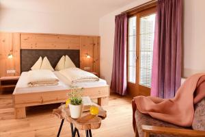 Postel nebo postele na pokoji v ubytování Hotel Tirolerhof + 37 fotografií