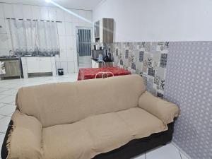 a living room with a couch in a room at Itapecerica da Serra perto de Embu das artes e Cotia in Itapecerica da Serra +2 photos