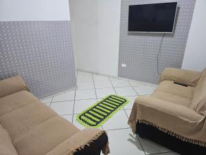 a living room with two couches and a tv at Itapecerica da Serra perto de Embu das artes e Cotia in Itapecerica da Serra