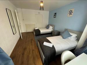 Postel nebo postele na pokoji v ubytování Centrally located for Bham, Nec, BHX and HS2